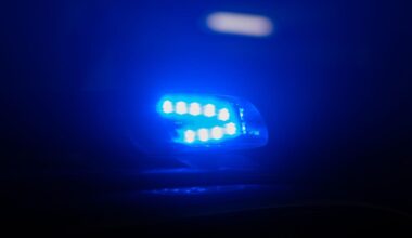 Mann bedroht mehrere Gruppen mit Messer und endet im Krankenhaus