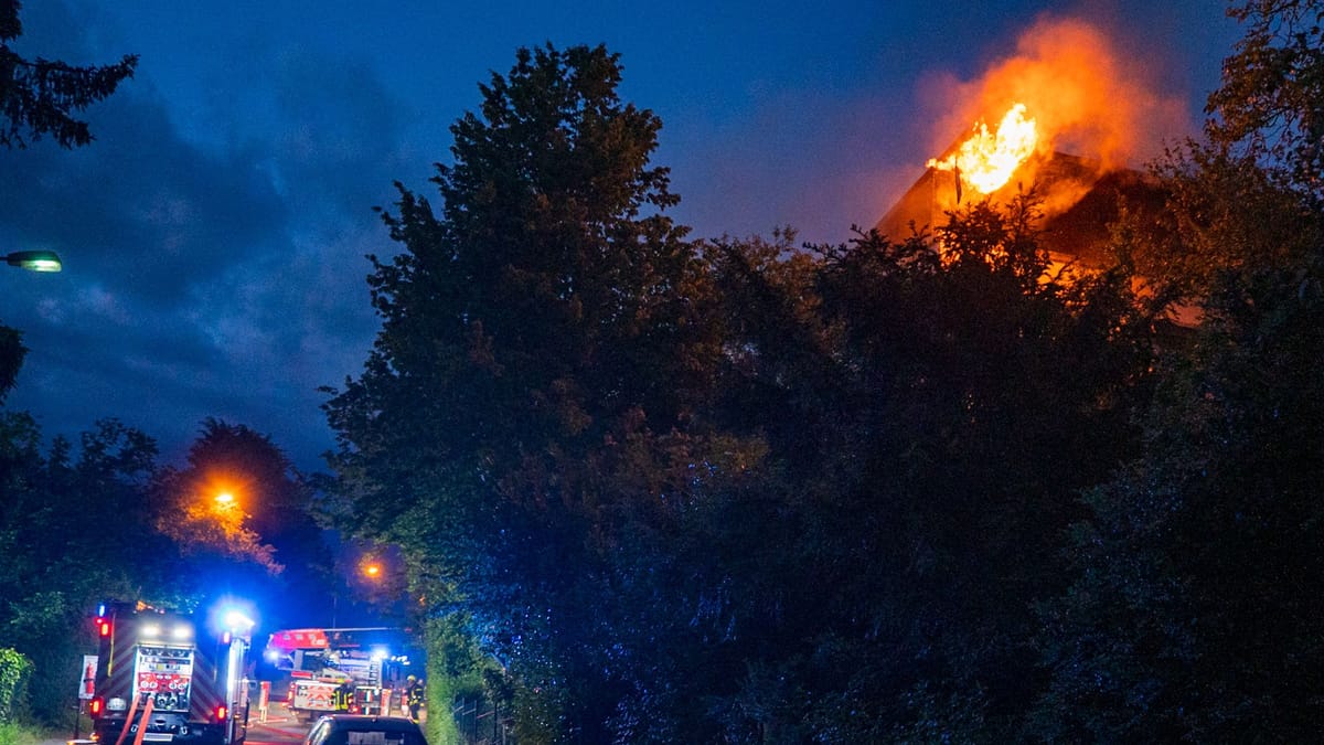 Haus brennt – Feuerwehr rettet Senioren