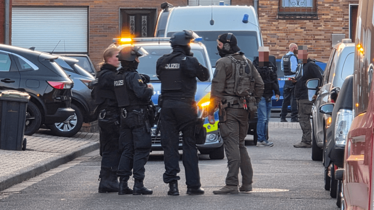 SEK-Einsatz wegen Streit – Polizei sperrt Straße