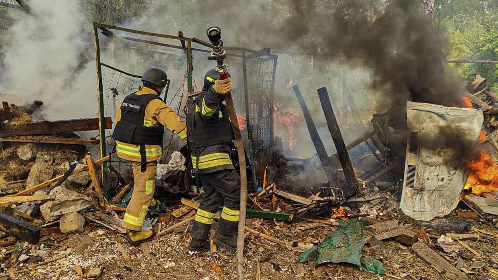 Ukrainekrieg : Ukrainische Feuerwehrleute in der grenznahen Stadt Bilopillja in der Region Sumy