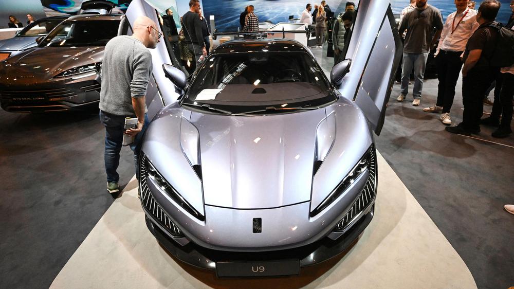 Elektromobilität: A BYD Yangwang U9 car by Chinese car manufacturer BYD is on display at the Essen Motor Show in Essen, western Germany on December 4, 2024.