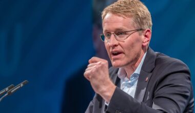 CDU-Ministerpräsident Daniel Günther fordert Verbotsverfahren