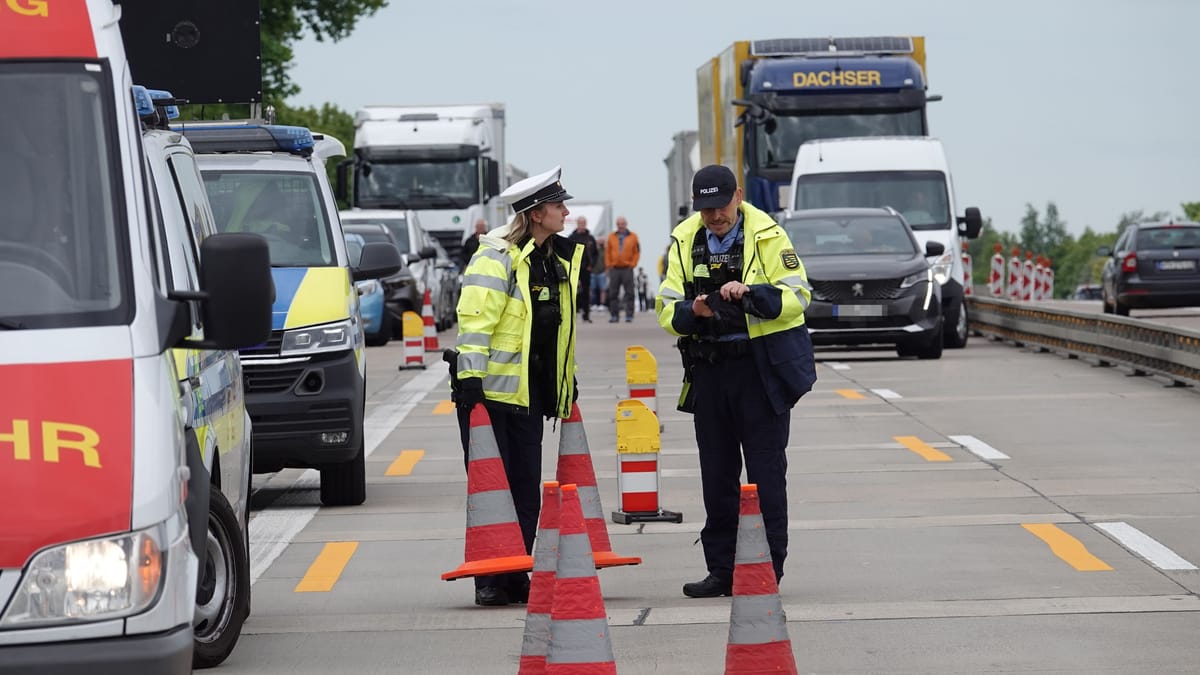 Drei LKW kollidieren – 15 Kilometer Stau