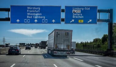 Zwei Personen nach Unfall auf A3 schwer verletzt