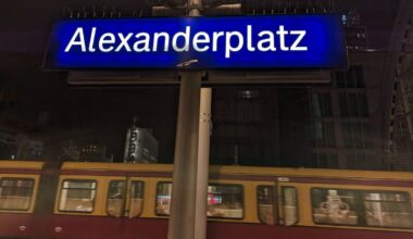 Mann sticht am Alexanderplatz mit Messer zu
