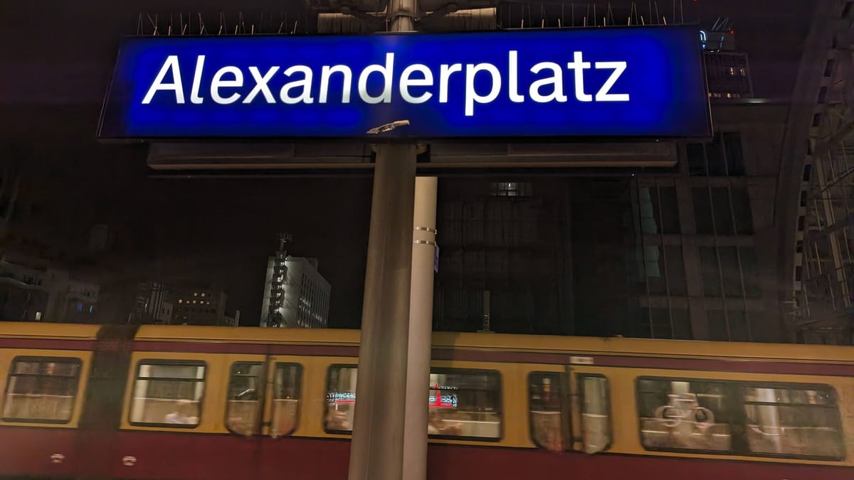Mann sticht am Alexanderplatz mit Messer zu