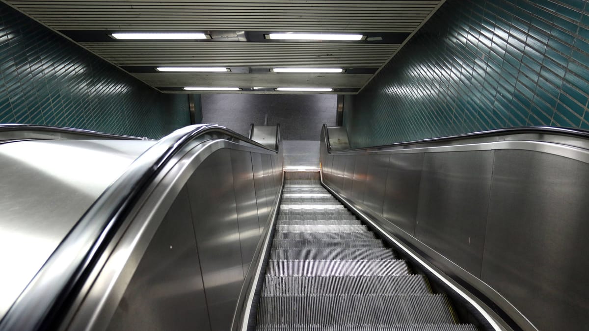 Unfall am Hauptbahnhof – Mann stürzt von Rolltreppe