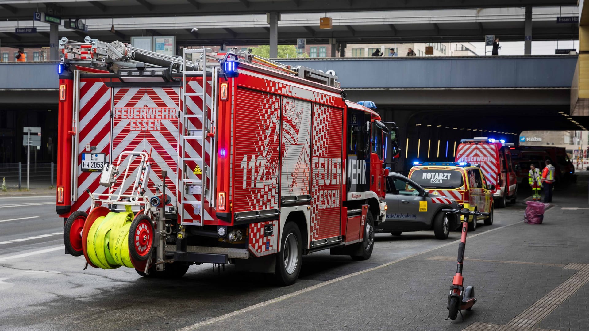 Am Essener Hauptbahnhof gab es einen Einsatz von Polizei und Feuerwehr: Grund waren Jugendliche, die Lachgas konsumiert hatten.