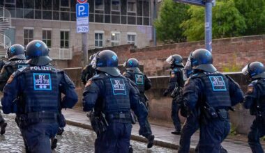 Demos in Nürnberg: Teilnehmer greift Polizisten an
