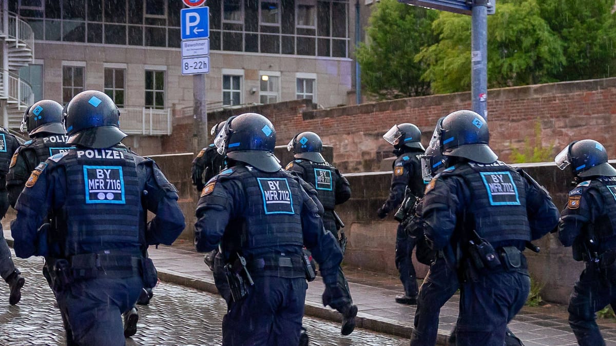 Demos in Nürnberg: Teilnehmer greift Polizisten an