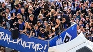 HSV-Fans jubeln bei der Aufstiegsfeier an der Binnenalster den HSV-Teams der Frauen und Männer auf einem Truck zu. © Witters/ValeriaWitters 