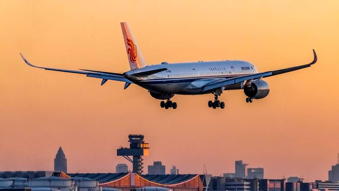 Die Skyline immer im Blick: Der Flughafen Frankfurt liegt rund zwölf Kilometer vom Stadtzentrum entfernt.