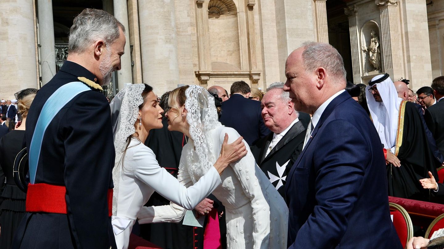 Königin Letizia in Küsschenlaune: Innige Momente mit royalen Verbündeten