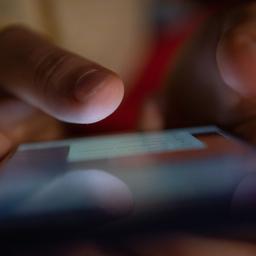 Hände halten ein Smartphone fest. (Quelle: dpa)
