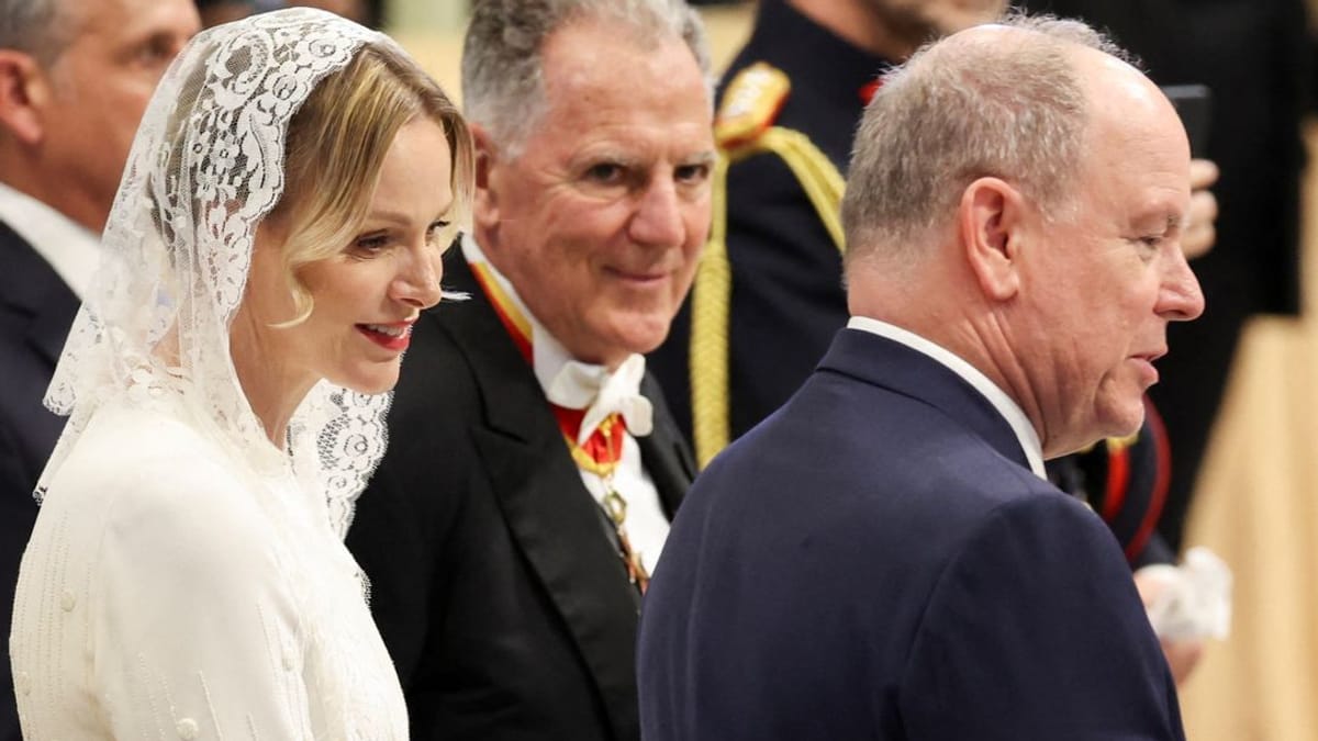 Warum trägt Fürstin Charlène Weiß – und Máxima Schwarz?