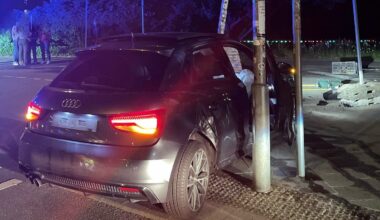 Auto kracht gegen Ampel – Fahrer und Insassen flüchten zu Fuß