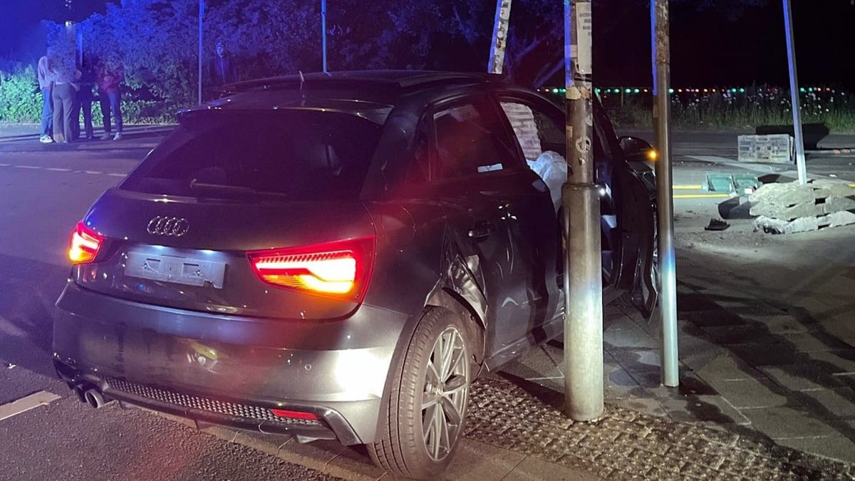 Auto kracht gegen Ampel – Fahrer und Insassen flüchten zu Fuß