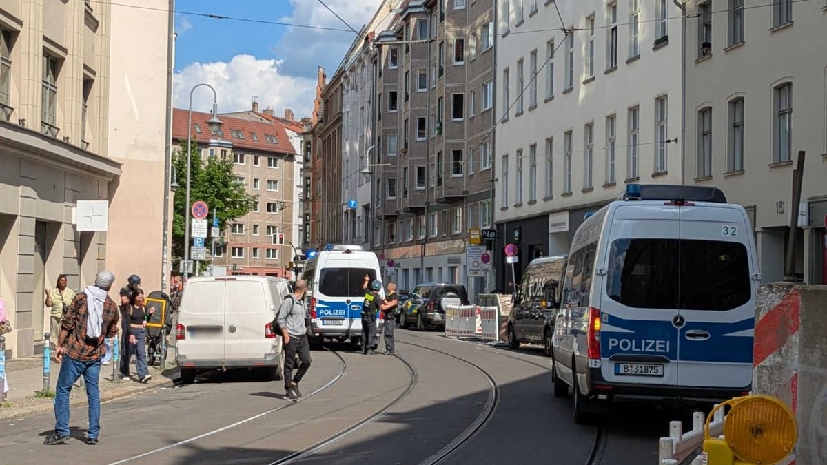 Streit in Mitte löst großen Polizeieinsatz in Einkaufsstraße aus