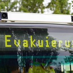 Symbolbild:Ein Einsatzwagen mit der Leuchtanzeige "Evakuierung":(Quelle:imago images/M.Dziadek)