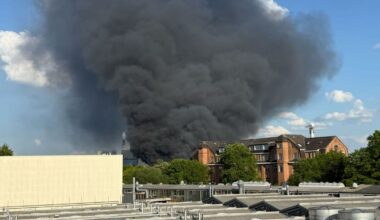 Großbrand in Haselhorst – Feuer greift auf Lagerhalle über