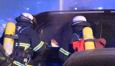 Grillanzünder zwischen Autos – Polizei ermittelt
