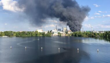 Dunkler Rauch, hohe Flammen – die Bilder vom Feuer in Spandau