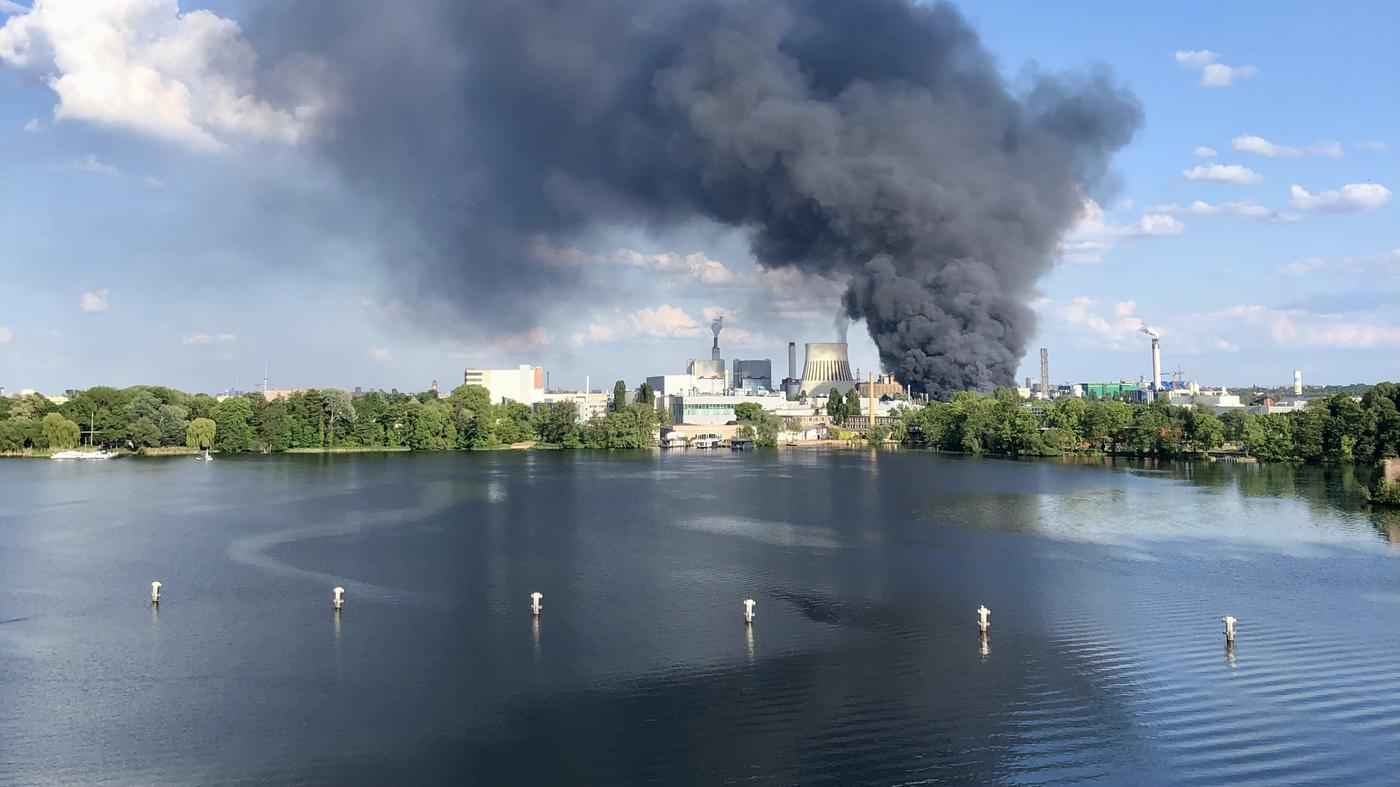 Dunkler Rauch, hohe Flammen – die Bilder vom Feuer in Spandau