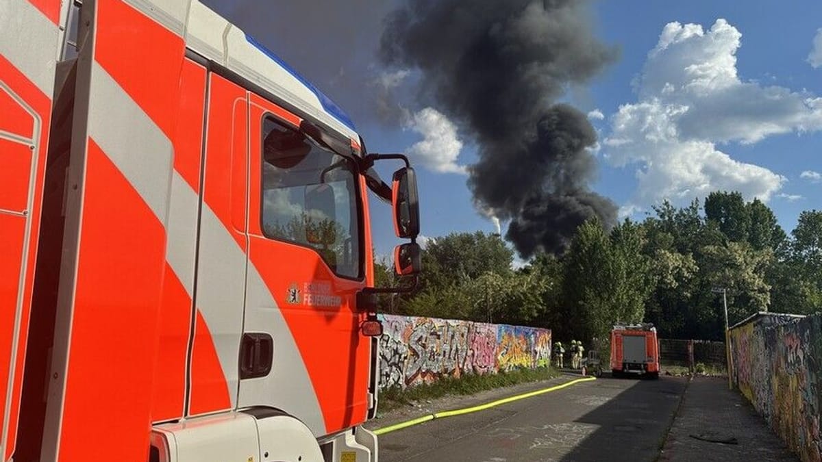 Polizei vermutet Brandstiftung nach Großbrand