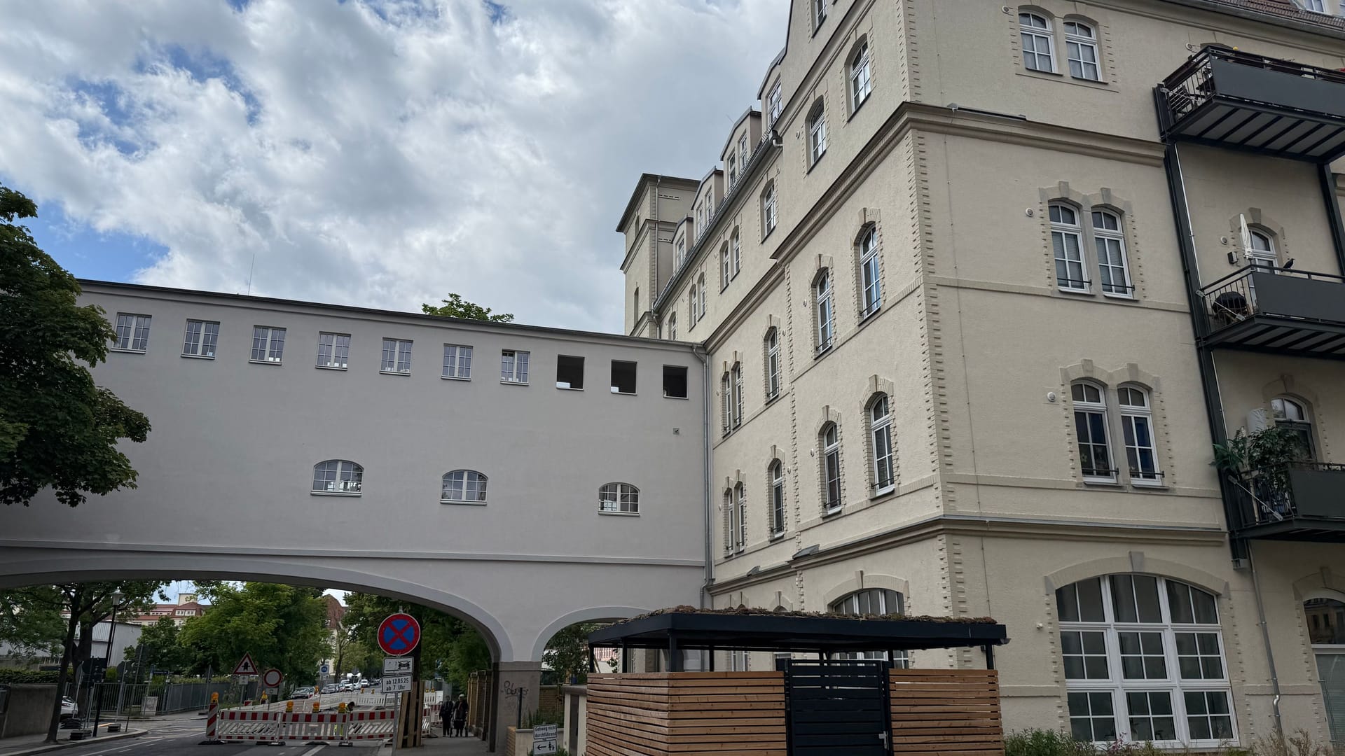 Blick aufs Wohnhaus in der Gottleubaer Straße: Besonders betroffen sind die Mieter, die erst kürzlich in die frisch sanierten Wohnungen gezogen sind.