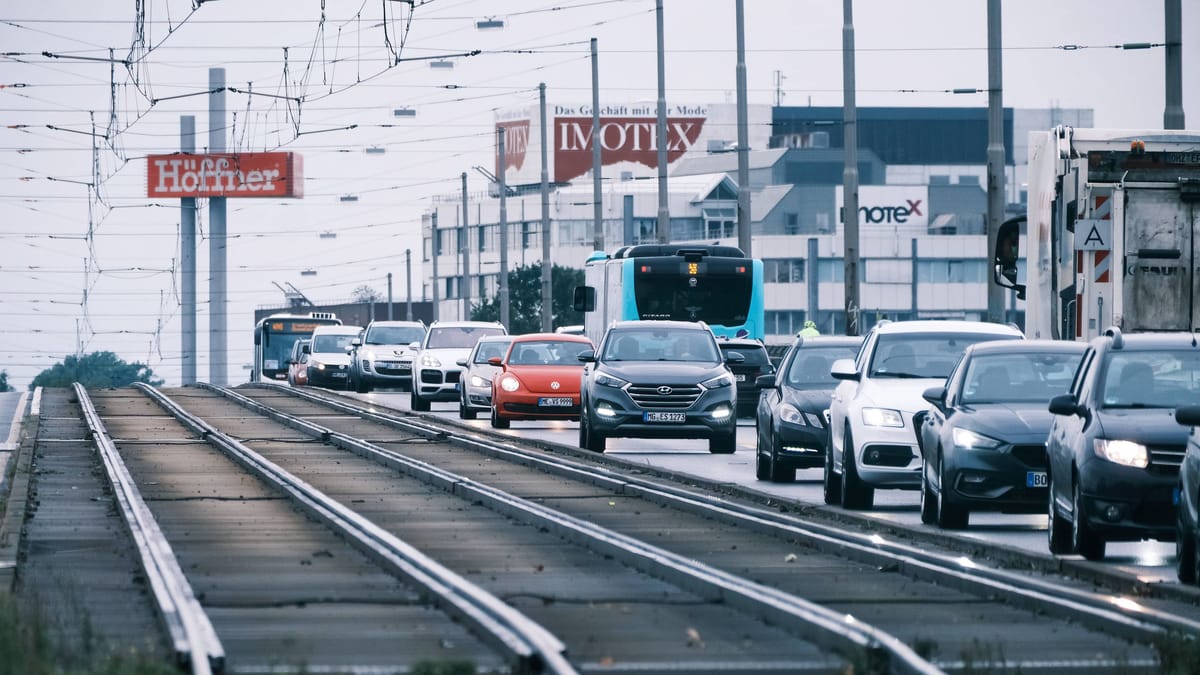 Südbrücke zwischen Düsseldorf und Neuss wegen Bombenentschärfung gesperrt