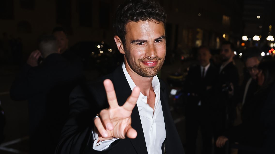 Die Wettanbieter rechnen mit Theo James.
