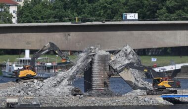 Brückenabriss in Dresden: Fotomotiv Carolabrücke-Ruine weg - Bagger vernichten Reste