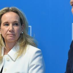 Berlins neue Kultursenatorin Sarah Wedl-Wilson wird vom Regierenden Bürgermeister Kai Wegner im Roten Rathaus vorgestellt. (Quelle: dpa-Bildfunk/Paul Zinken)