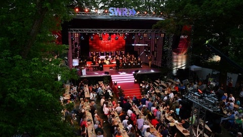 Die SWR-Bühne beim Rheinland-Pfalz-Tag in Bad Ems (Rhein-Lahn-Kreis) von oben. Bei der 38. Ausgabe des Landesfests 2025 in Neustadt wird der SWR den Musiker Nik Kershaw auf seine Bühne laden.