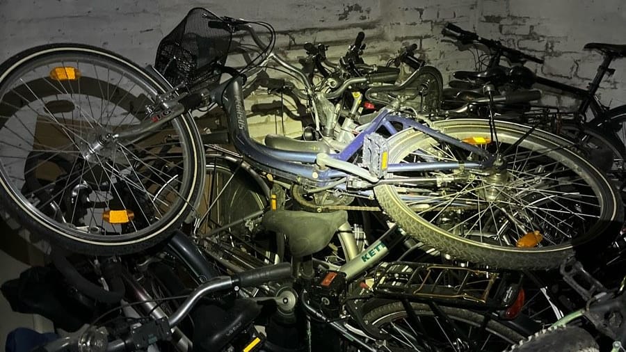 Ein Keller voller Fahrräder: Mithilfe eines GPS-Trackers hat die Polizei Essen mehrere gestohlene Räder gefunden.