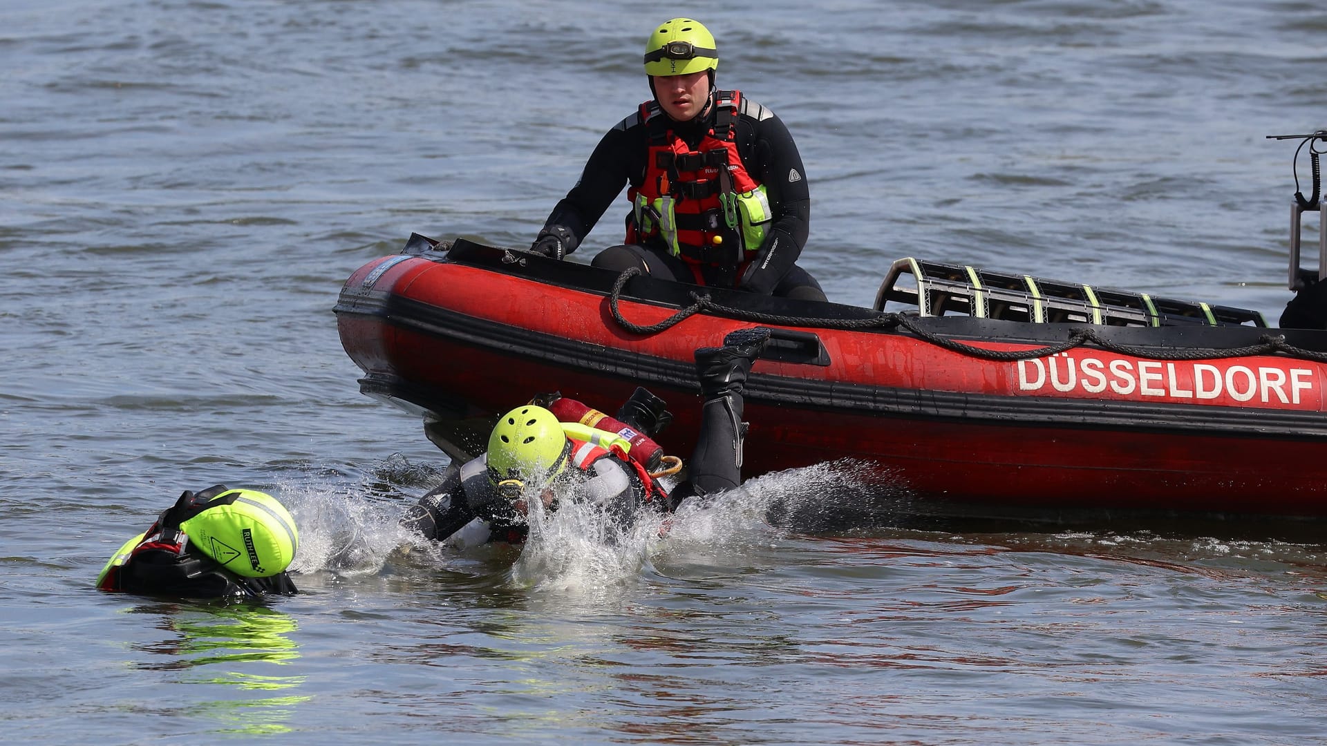 Feuerwehr Düsseldorf bei Übung: Feuerwehr Düsseldorf warnt vor Schwimmen im Rhein.