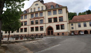 Tragischer Vorfall an Grundschule: 9-jähriges Mädchen stürzt aus Fenster