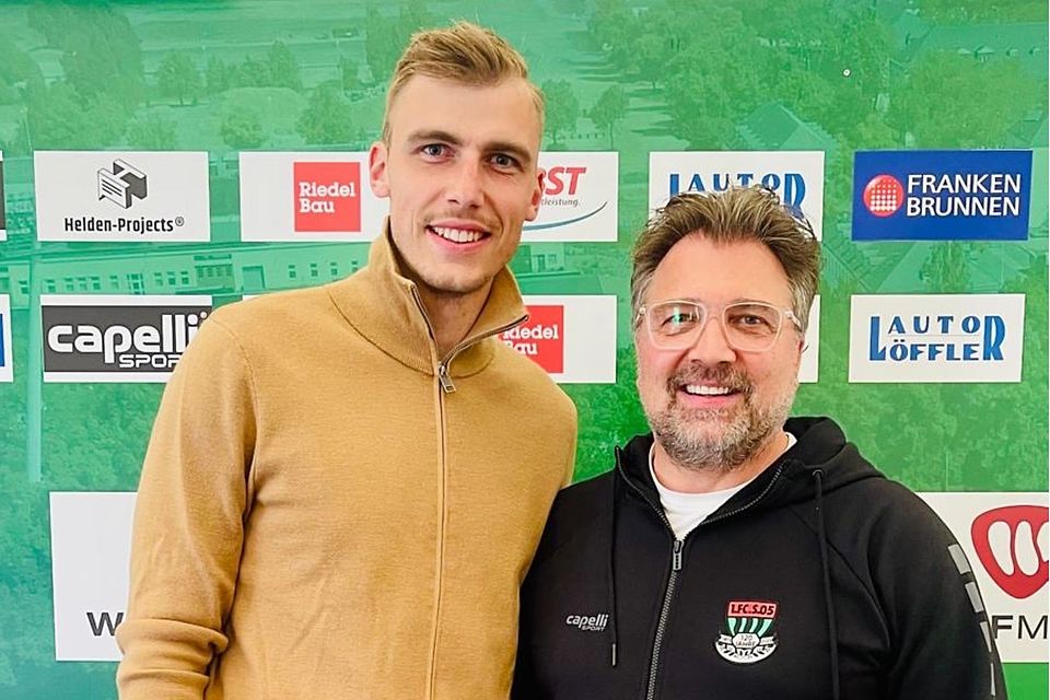FC-Geschäftsführer Markus Wolf (re.) begrüßt den neuen Torhüter Toni Stahl.