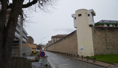 Import aus China: Frankreichs Polizei beschlagnahmt Mini-Handys hinter Gittern