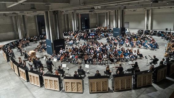 50 Klaviere bei der Performance "11.000 Saiten" während der KusnFestSpiele Herrenhausen. © Busoni-Mahler Foundation / Anna Cerrato Foto: Anna Cerrato