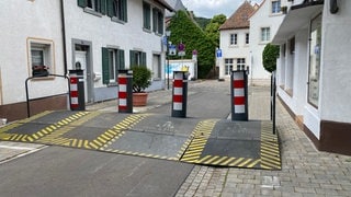 An 28 Stellen in der Neustadter Innenstadt stehen LKW-Sperren, um die Besucher des Rheinland-Pfalz-Tages zu schützen. Diese sogenannten "Truckstopps" hat die Stadt Mainz ausgeliehen.