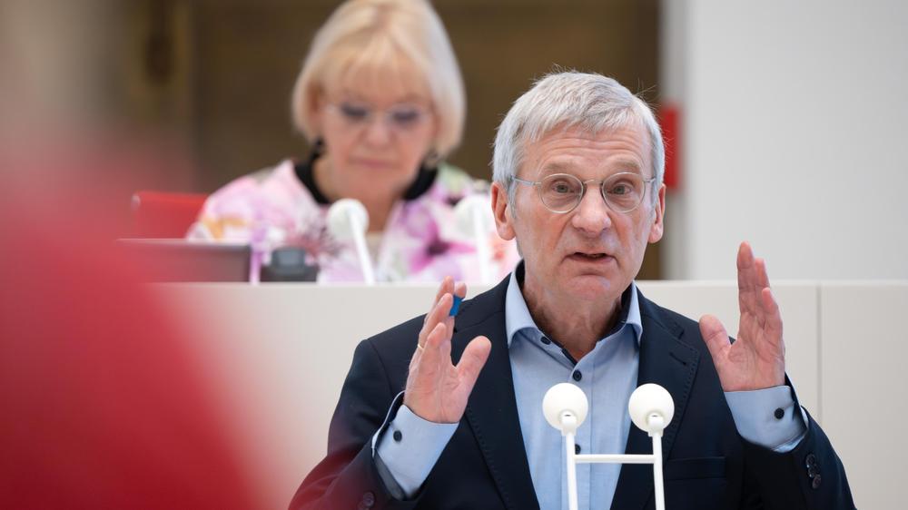 "gesichert rechtsextremistisch": Der AfD-Landesverband in Brandenburg hat gegen die neue Einstufung des Verfassungsschutzes geklagt – der nimmt die Entscheidung vorerst zurück. Im Brandenburger Landtag stellt die AfD stellt unter dem Fraktionsvorsitzenden Hans-Christoph Berndt die zweitgrößte Fraktion.