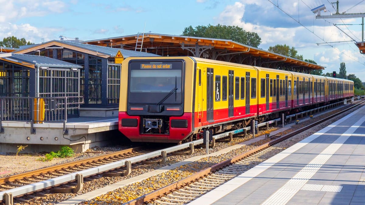 Mann masturbiert in S-Bahn und attackiert Reisenden