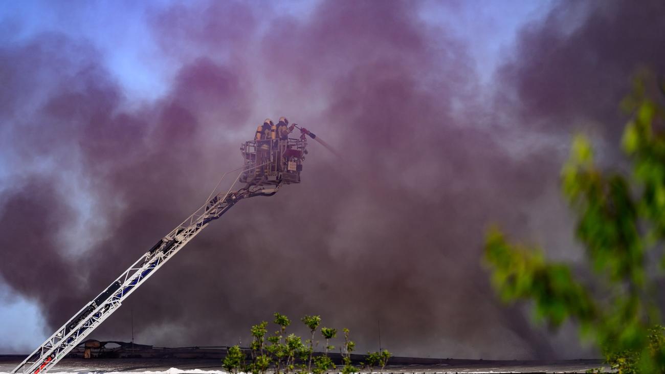 Einsatz in Dresden: Brand auf Wertstoffhof in Dresden - langer Löscheinsatz