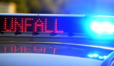 Frau stößt auf Autobahn mit Wildtier zusammen
