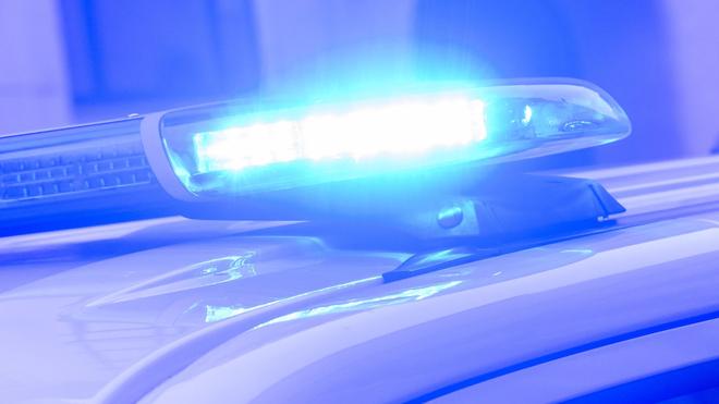 Frankfurt am Main: Eine Frau soll sich ohne Führerschein auf eine Verfolgungsjagd mit der Polizei eingelassen haben. (Archivbild)