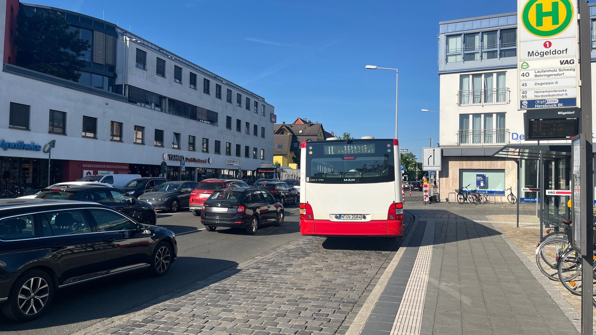 Stau am Mögeldorfer Plärrer: Weil der Verkehr auf der Laufamholzstraße nur einspurig fließt, stehen auch Busse im Stau.