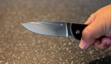 Unbekannter bedroht Paar mit Messer und raubt Bargeld