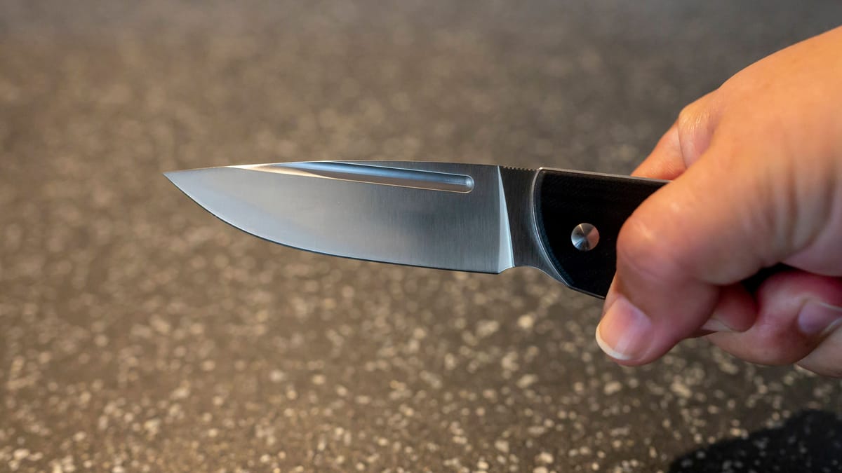Unbekannter bedroht Paar mit Messer und raubt Bargeld