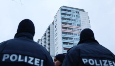 Mann droht mit Waffe, Spezialeinheit der Polizei kommt